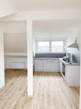 Foto - Lichtdurchflutete Wohnung, neu saniert, mit Balkon und Einbauküche! Ab 01.12.2025
