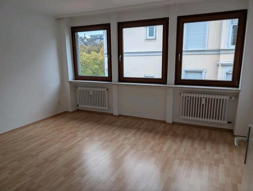 Foto - Mittendrin! Große und gepflegte 4ZKB und Balkon Wohnung zu vermieten!