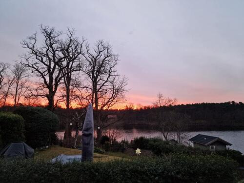 Foto - Wassergrundstück mit Bootssteg und kleinem Wohnhaus zum verlieben
