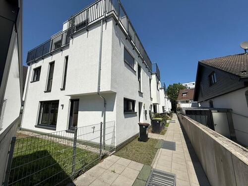 Foto - Townhouse in Frankfurt mit Garten und Terrasse!+ EINBAUKÜCHE!