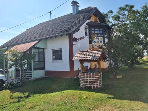 Foto - Einfamilienhaus mit einer Einliegerwohnung und Doppelgarage