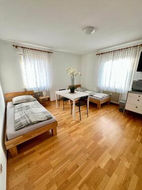Foto - Helles Zimmer mit Parkett und Gemeinschafts Terrasse