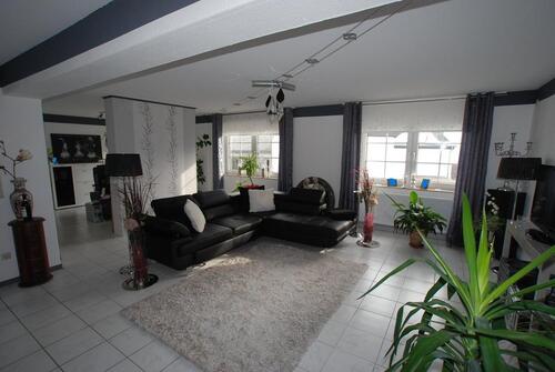 Foto - SCHÖNE GROSSZÜGIGE 2-3ZKB-WOHNUNG MIT SCHÖNER EBK IN RUHIGER LAGE