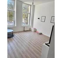 Charmante 2 Zimmer Wohnung mit großflächigen Fenstern in Krefeld