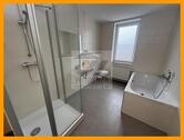 Foto - Moderne 3 Raum-Wohnung mit stylischem Bad mit Fenster, Dusche und Wanne.