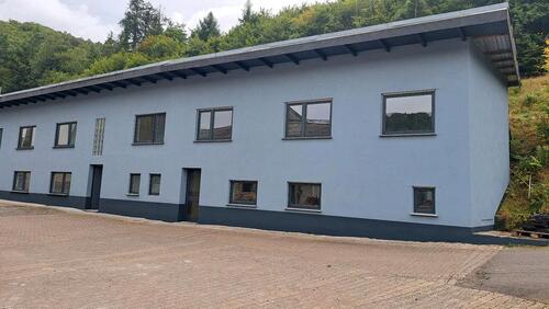Foto - Bürogebäude mit Hallenkomplex Außenlager Warenlager