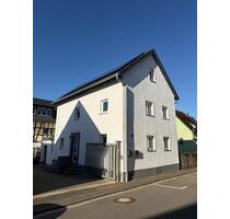 Renoviertes Einfamilienhaus mit 6 Zimmern, EBK und 2 Bädern - Hünfelden