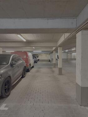 Foto - Sicherer, geräumiger Stellplatz mit E-Ladepunkt falls nötig