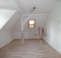 Neu renovierte Dachgeschosswohnung mit Einbauküche - Gersdorf
