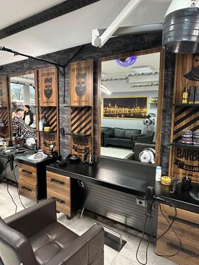 Foto - Barbershop 5 Plätze Tische und Regale und Spiegel