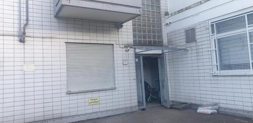 Foto - 1 Zimmer mit Ladenfenster zum Hinterhof & WC Miete oder Mietkauf