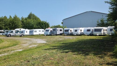Foto - Stellplatz abgeschlossenes Gelände Wohnmobile Wohnwagen Anhänger