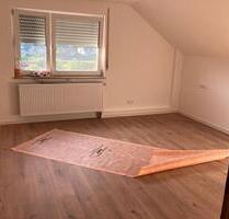 Renovierte Dachgeschoss Pendlerwohnung mit neuer Einbauküche i - Hüttlingen