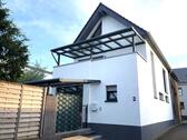 Foto - Modernes Einfamilienhaus mit Balkon u. einer schönen Terrasse