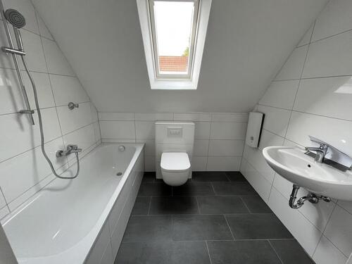Foto - **Frisch renoviert: +neuer Laminat +weiße Wände +neues Tageslichtbad +gemütlich**