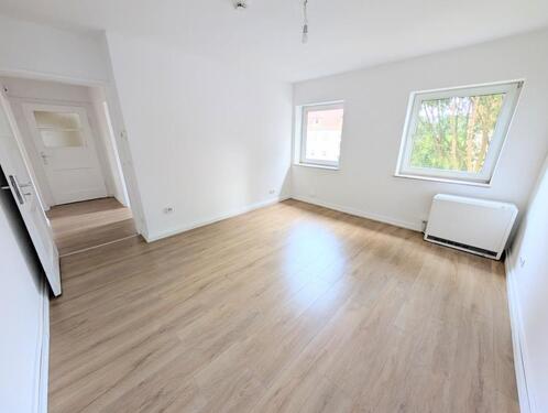 Foto - **Einziehen und wohlfühlen! +modernes Tageslichtbad +Laminat +weiße Wände**