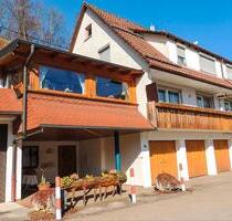 Sonniges 2-Familienhaus mit Potenzial auf 275m2 WoFl + 6 Garagen - Mühlhausen im Täle