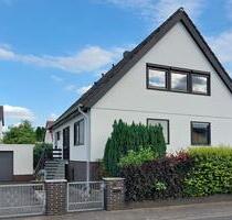 Ideale Anfängerwohnung: Helle 2,5 Zi.-DG-Wohnung + EBK + Gartenmitbenutzung - Florstadt