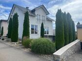 Foto - Modernes Einfamillienhaus mit Doppelgarage und Garten