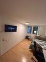 Foto - Modernes Zimmer-Apartment mit TV & Festlicher Note