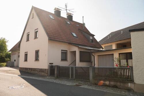 Foto - Einfamilienhaus mit Garage & Nebengebäude in Werneck OT - Privat