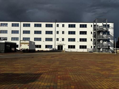 Foto - moderne BüroGewerbeflächen mit Parkplätzen