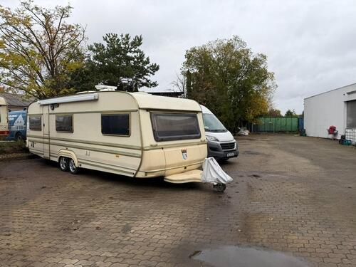 Foto - Wohnwagen Wohnmobil KFZ Stellplatz Video Zaun Container
