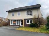 Foto - Haus in grüner Lage mit Gewerbefläche