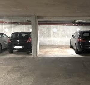 Foto - Parkplatz in geschlossenem Garage