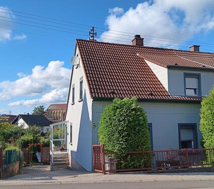 Foto - Gepflegtes Wohnhaus in ruhiger Hanglage mit Garagen u. Stellplatz