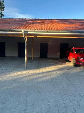 Foto - Carportstellplatz mit kleinem Schuppen