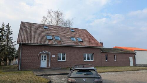 Foto - großes Grundstück, Bürogebäude, Hallen und Carports