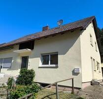 Zweifamilienhaus in Regenstauf mit großem Grundstück & Potential!