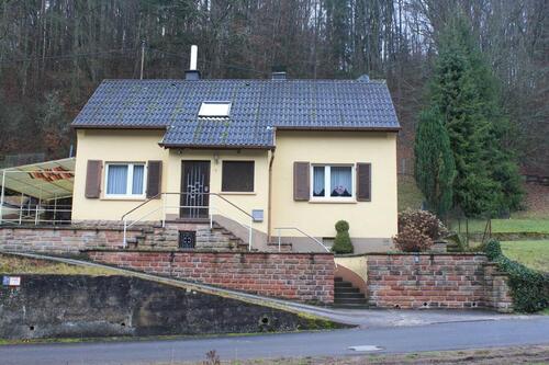 Foto - Einfamilienhaus mit Garage und Schuppen