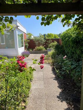 Foto - Bungalow mit idyllischem Garten und Garage