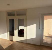 Alles NEU renov. 3-Zi.-Wohnung im Erdgeschoss zu vermieten. Balkon + neues Bad + Gäste WC - Coburg