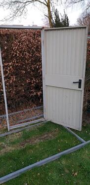 Foto - Blechtür mit Rahmen - 35,00&nbsp;EUR Kaltmiete, ca.&nbsp; 100,00&nbsp;m&sup2;