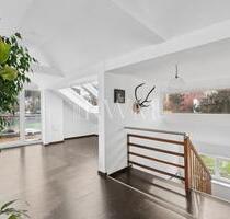 Hochwertig sanierte und teilmöblierte 2-Zimmer-Dachgeschoss-Wohnung mit Balkon in Stuttgart-Ost