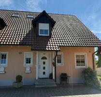 DHH mit Garagen und Garten in Geisenfeld (Engelbrechtsmünster)