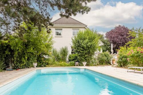 Foto - Stilvolles Architektenhaus mit Pool und Gartenparadies