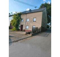 Olmscheid, einseitig angebautes Haus, Sanierungsobjekt - Bollendorf