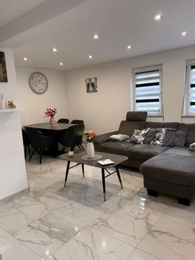 Foto - Eine Familien Haus mit zwei Parkplätze