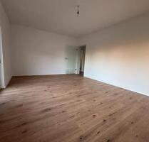 Helle, frisch renovierte 2-Zimmer-WohnungBalkon in Unterasbach - Oberasbach