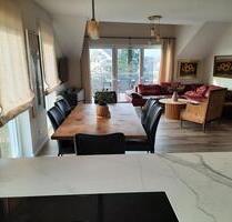 Sanierte, großzügige 3 Zimmer-Wohnung, EBK, Terrasse, zzgl. möbl. Einlieger-Wohnung 32m², in Flörsheim - Flörsheim am Main
