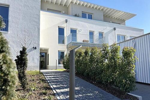 Foto - Neubau im Erdgeschoss mit Einbauküche, 2x Terrassen und Parkplatz