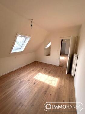 Foto - ++Frisch renovierte 3-Zimmer-Dachgeschosswohnung mit Dachflächenfenstern – hell & sofort verfügbar++