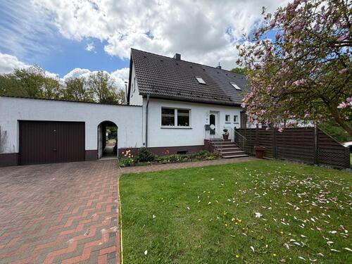 Foto - Familienfreundliche Doppelhaushälfte mit Kamin, Garage und Garten