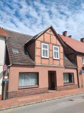 Foto - Sanierungsbedürftiges Ziegelhaus mit Fachwerkgiebel und ca. 180 m