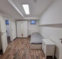 Möbliertes WG-Zimmer (ca. 17 qm) mit eigenem Bad am Hbf. in Hanau Möbliertes WG-Zimmer (ca. 17 qm) mit eigenem Bad am Hbf. in Hanau