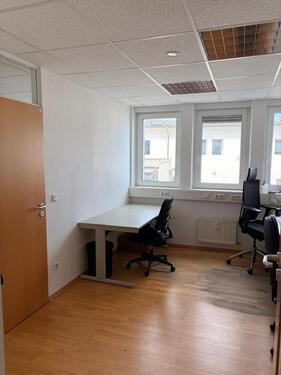 Foto - Professioneller Schreibtischplatz in gepflegtem Büro in Saarbrücken – flexibel